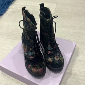 Madden Girl Eloise Flower Boot Size 6